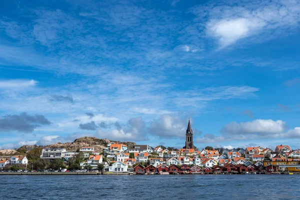 Vista a la ciudad Fjaellbacka en Suecia — Foto de Stock