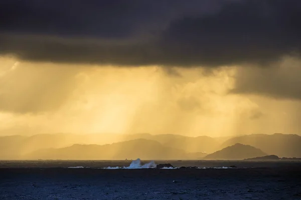 Vista para o fiorde Lyngdalsfjord com pôr do sol na Noruega — Fotografia de Stock