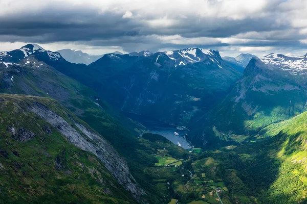 Uitzicht vanaf de berg Dalsnibba in Noorwegen — Stockfoto