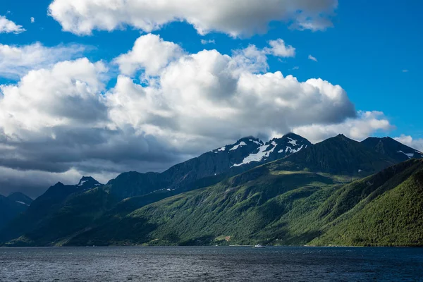 Met het oog op de Storfjord met bergen in Noorwegen — Stockfoto