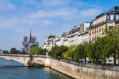 Paris'te Seine Nehri üzerinde göster