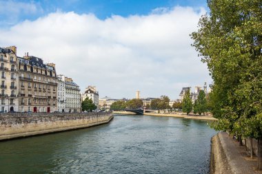 Paris'te Seine Nehri üzerinde göster