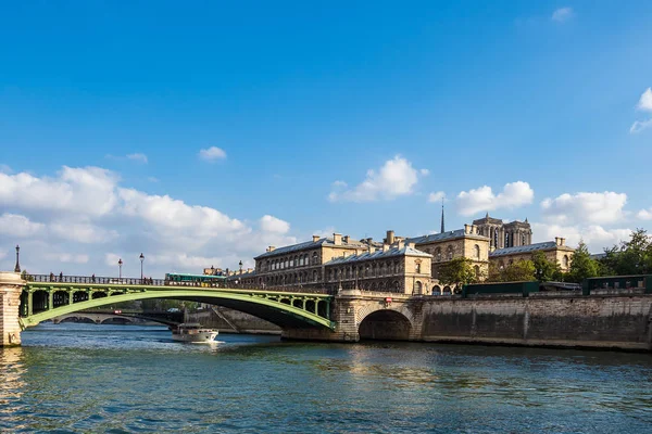 Vista sobre o rio Sena em Paris, França — Fotografia de Stock