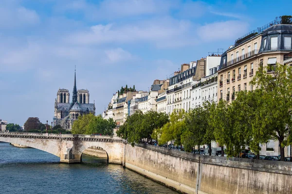 Vista sobre o rio Sena em Paris, França — Fotografia de Stock