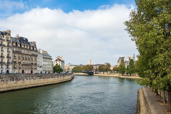Vista sobre o rio Sena em Paris, França — Fotografia de Stock