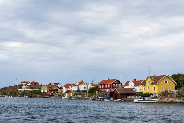 Vista para os edifícios em Kyrkesund, na Suécia — Fotografia de Stock