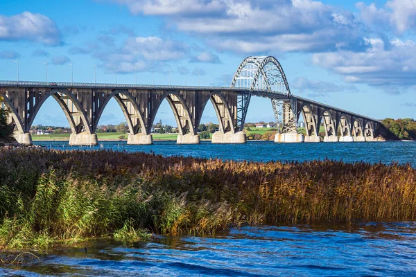 Un puente entre Seeland y Moen en Dinamarca — Foto de Stock