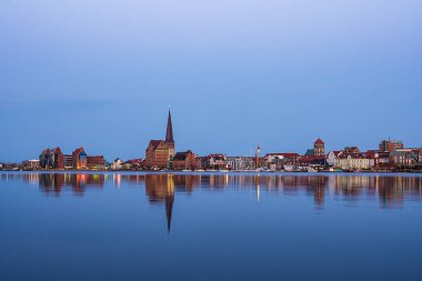 Warnow nehrinin üzerinden Almanya 'nın Rostock şehrine bakın..