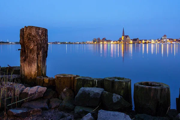 Warnow nehrinin üzerinden Almanya 'nın Rostock şehrine bakın..
