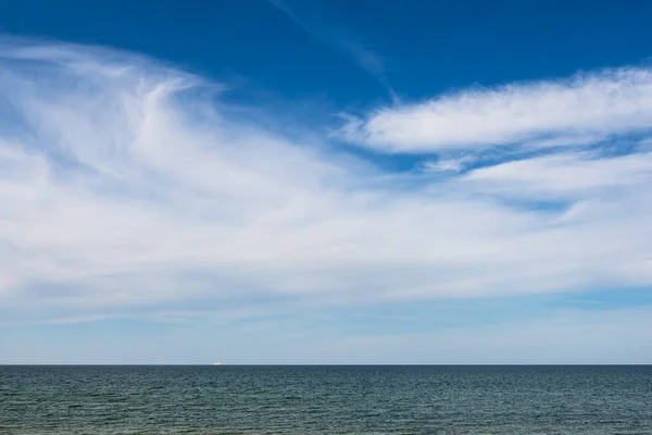 Vista Mar Báltico Con Velero Nubes — Foto de Stock