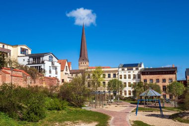 Rostock, Almanya'da bir kilise ve bina görünümü.