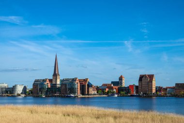 Warnow nehrinin üzerinden Almanya 'nın Rostock kentine bakın..