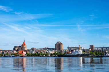 Warnow nehrinin üzerinden Almanya 'nın Rostock kentine bakın..