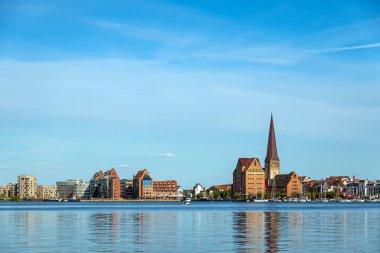 Warnow nehrinin üzerinden Almanya 'nın Rostock kentine bakın..