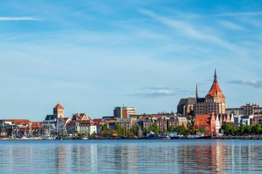 Warnow nehrinin üzerinden Almanya 'nın Rostock kentine bakın..