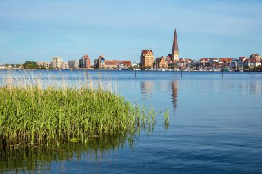 Warnow nehrinin üzerinden Almanya 'nın Rostock kentine bakın..