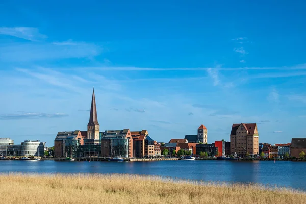 Näkymä Warnow Joelle Hansakaupunkiin Rostock Saksa — kuvapankkivalokuva