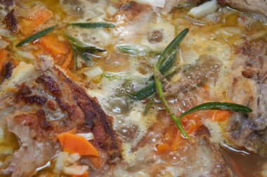 Lezzetli lezzetli et demlenmiş sebze ve biberiye ile greene