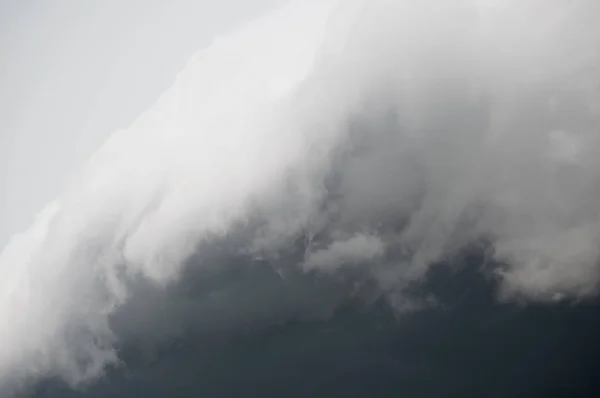 Stürmisch graue, dramatische Wolken am Himmel vor Gewitter — Stockfoto