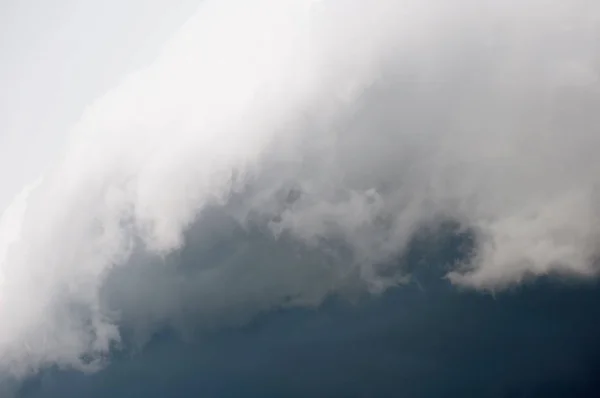 Stürmisch graue, dramatische Wolken am Himmel vor Gewitter — Stockfoto