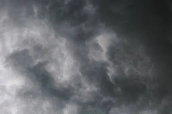 Nubes grises y tormentosas en el cielo antes de la tormenta —  Fotos de Stock