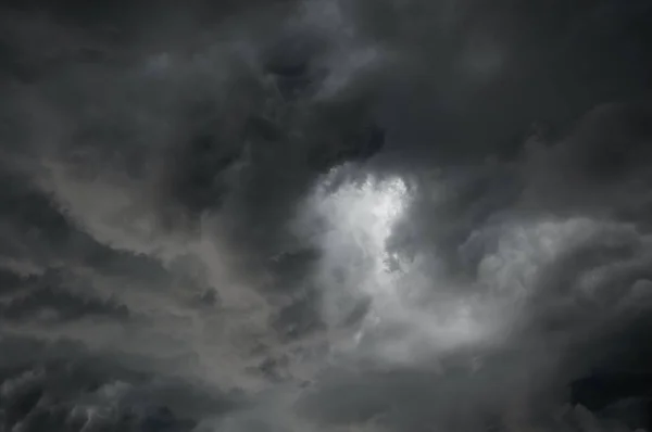 Stürmisch graue, dramatische Wolken am Himmel vor Gewitter — Stockfoto