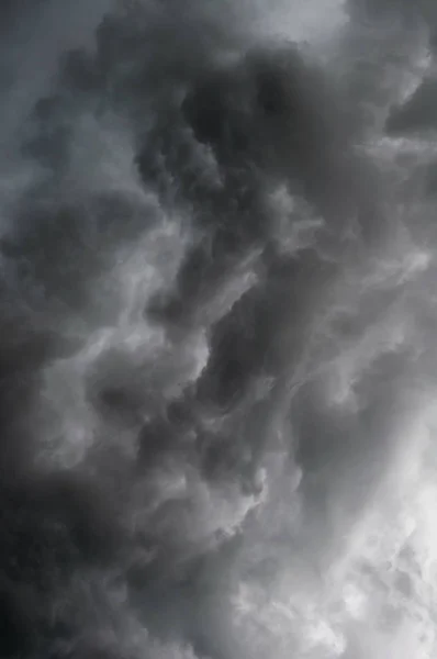 Stormiga grå dramatiska moln på himlen innan åskväder — Stockfoto