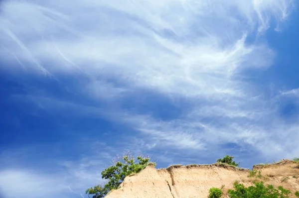 Clear blue sky and cliff peak with a tree — Stock Photo, Image