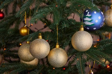 Noel ağacı üzerinde altın ampuller yakın çekim