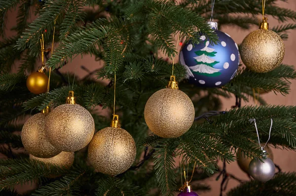 Ampoules dorées sur le sapin de Noël gros plan — Photo