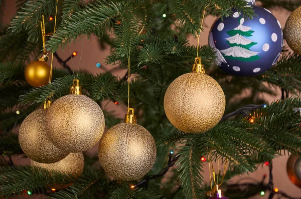 Bolbos de ouro na árvore de Natal de perto — Fotografia de Stock