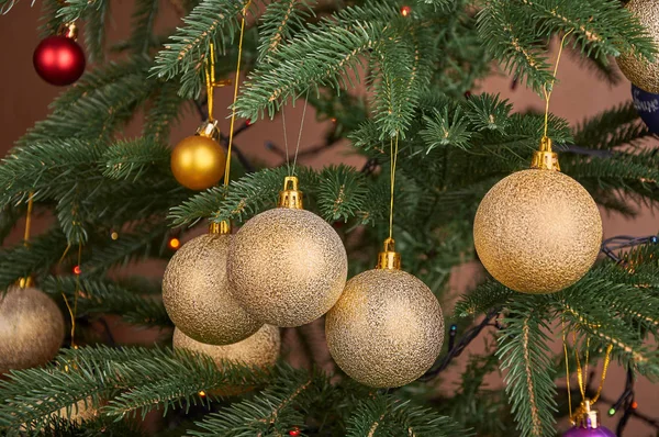 Bombillas de oro en el árbol de Navidad de cerca — Foto de Stock