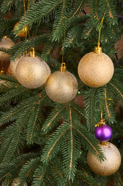 Goldene Zwiebeln am Neujahrsbaum aus nächster Nähe — Stockfoto