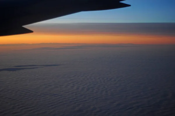 Skrzydła samolotu w niebie rannego ranka — Zdjęcie stockowe