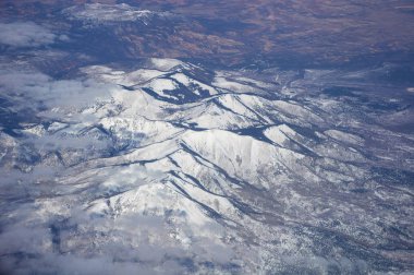 Karla kaplı dağlar uçaktan görüntülendi