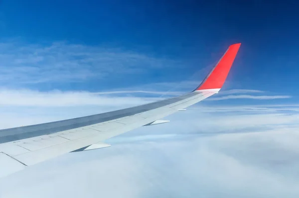 Airplane wing in blue sky — Stock Photo, Image