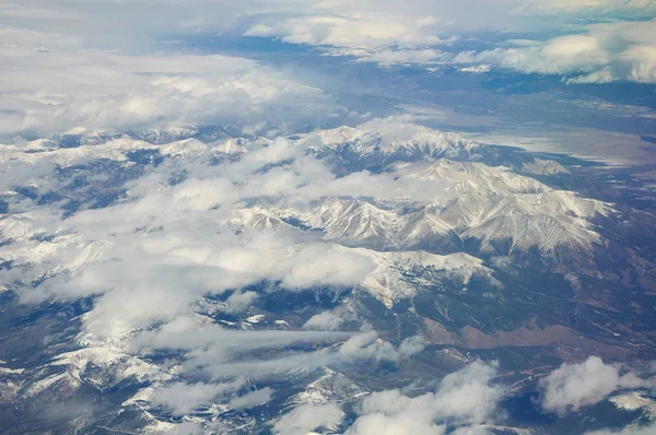 비행기에서 본 눈 덮인 산 — 스톡 사진