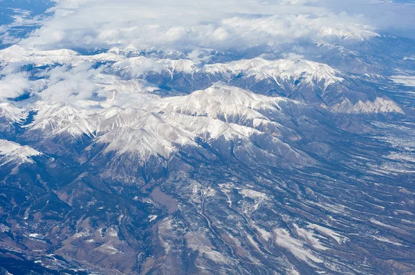비행기에서 본 눈 덮인 산 — 스톡 사진