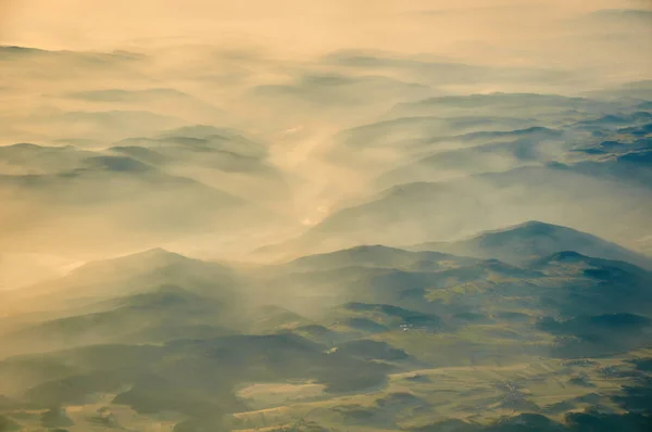 Ранковий туман над передгір'ями — стокове фото