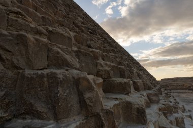 Büyük Giza Piramidi (ayrıca Khufu Piramidi olarak da bilinir)