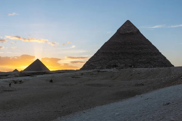 De zon gaat onder achter de piramide van Menkaure. — Stockfoto