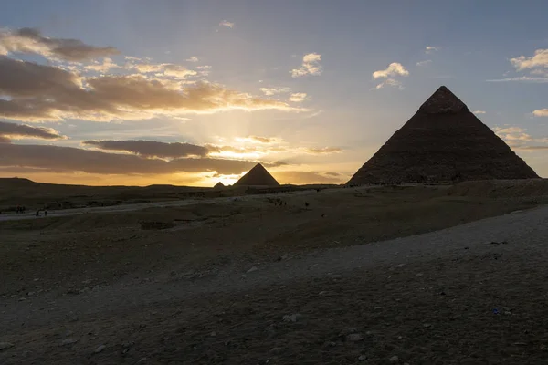 Il Sole sta scendendo dietro la Piramide del Menkaure — Foto Stock