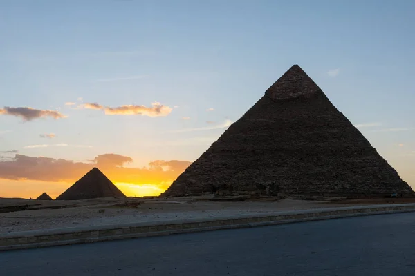 Il Sole sta scendendo dietro la Piramide del Menkaure — Foto Stock