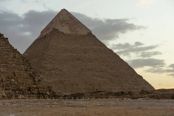 La Pirámide de Khafre detrás de la Pirámide de Keops — Foto de Stock