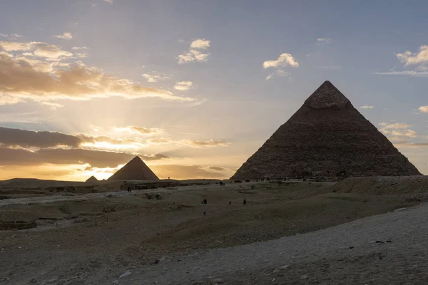De zon gaat onder achter de piramide van Menkaure. — Stockfoto