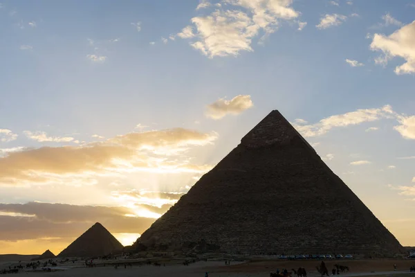Ο Ήλιος δύει πίσω από την Πυραμίδα του Menkaure — Φωτογραφία Αρχείου