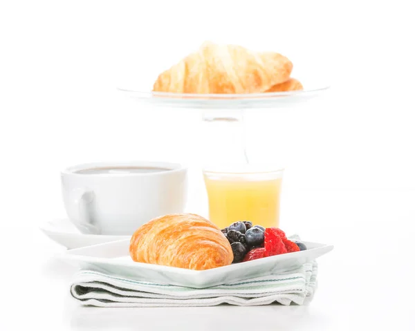Friss croissant-t és gyümölcs — Stock Fotó