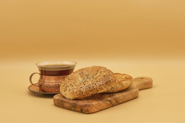 Taze kızarmış simit. Tarafsız bir arka planda kahveyle servis edilen bol miktarda fotokopi alanı..