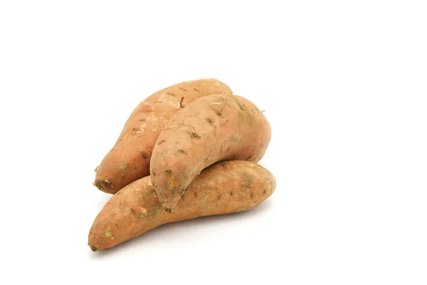 Tane Çiğ Portakallı Tatlı Patates Beyaz Arka Planda Bol Miktarda — Stok fotoğraf