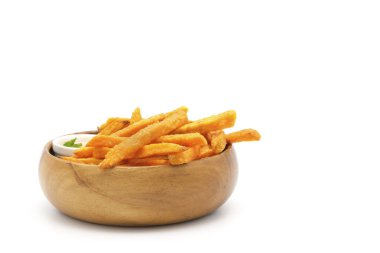 Bir kase taze patates kızartması sarımsaklı aioli ile beyaz arka planda bolca fotokopi alanı ile fotoğraflanmış..